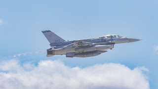 , Aviation: Observation d’avions dans le centre du Queensland : avions de combat F-16D+ Fighting Falcon de la Republic of Singapore Air Force (RSAF) – Plus Airbus A330-MRTT ‘765’ – et Lockheed C-130H Hercules ‘733’